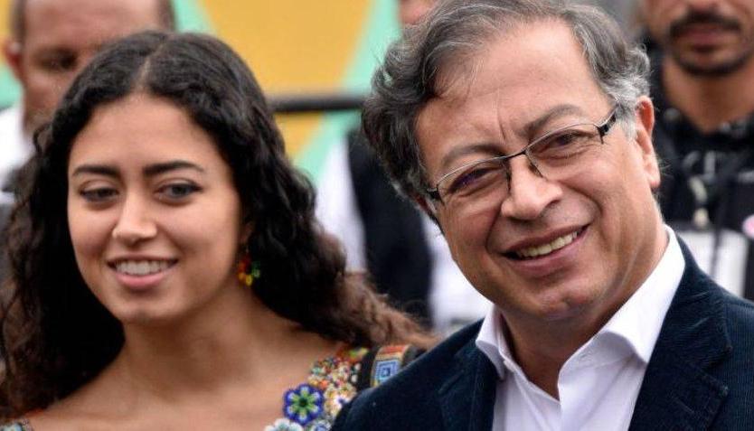 Sofía Petro junto a su padre Gustavo Petro.