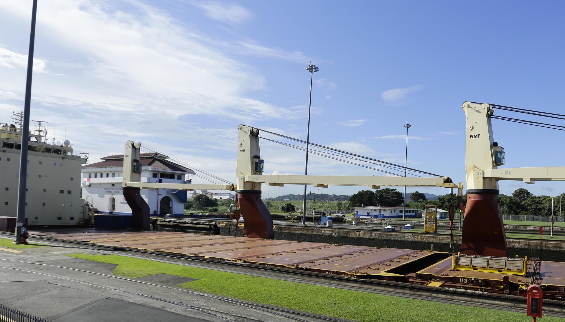 Un barco navega por la esclusas de Miraflores del Canal de Panamá, en el pacifico panameño.