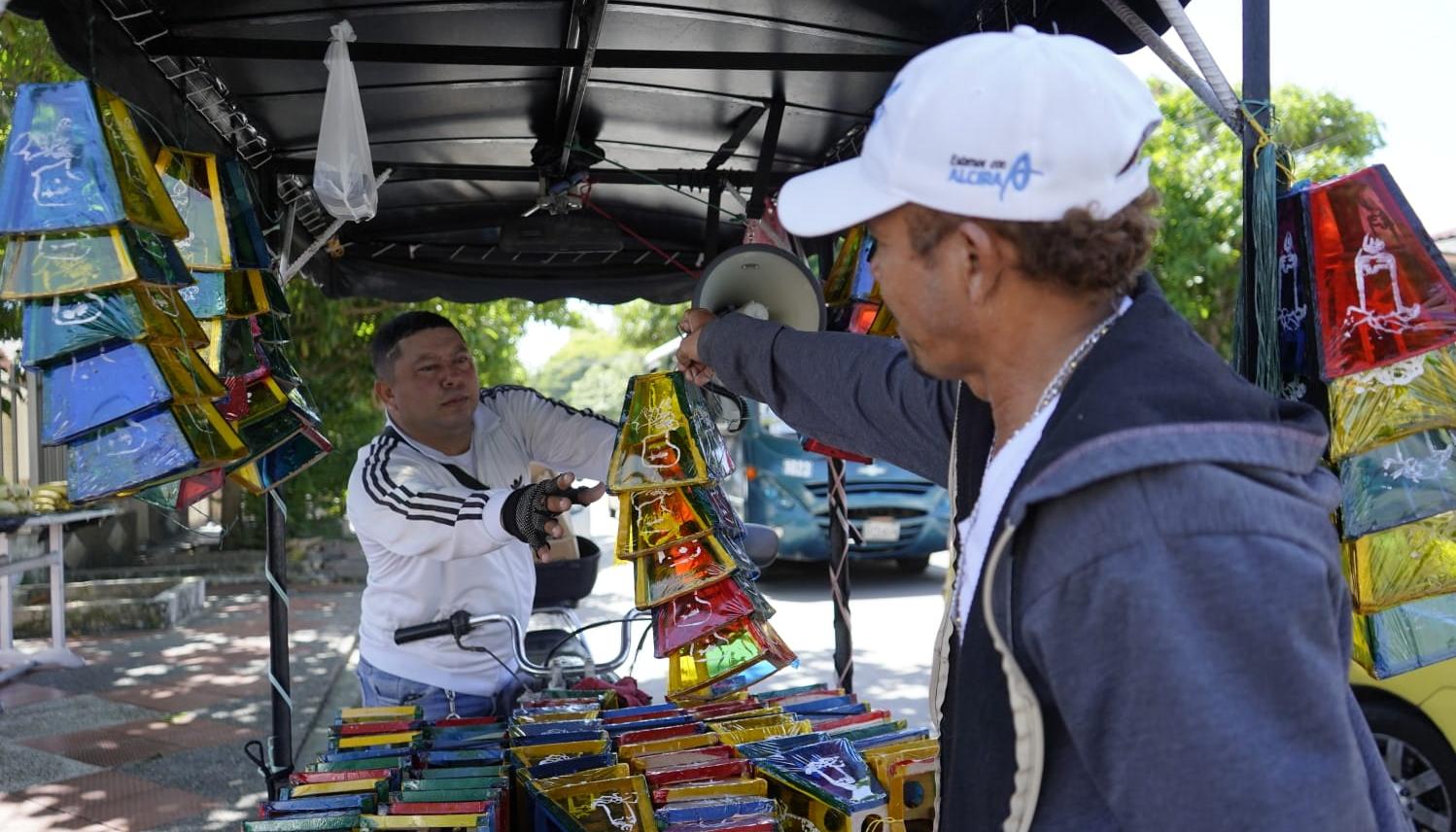 Vendedor de faroles en la carrera 25 con 70 C. 
