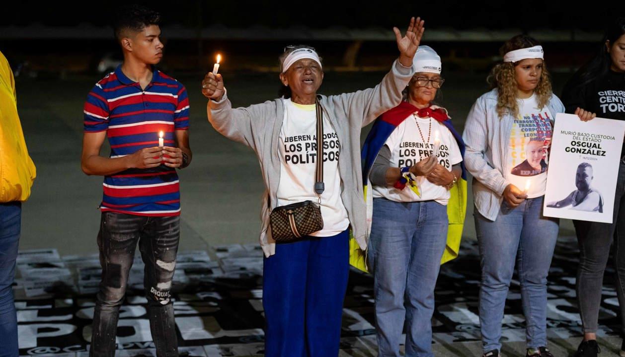 Personas participan durante una vigilia por los "presos políticos" en la Universidad Central de Venezuela.