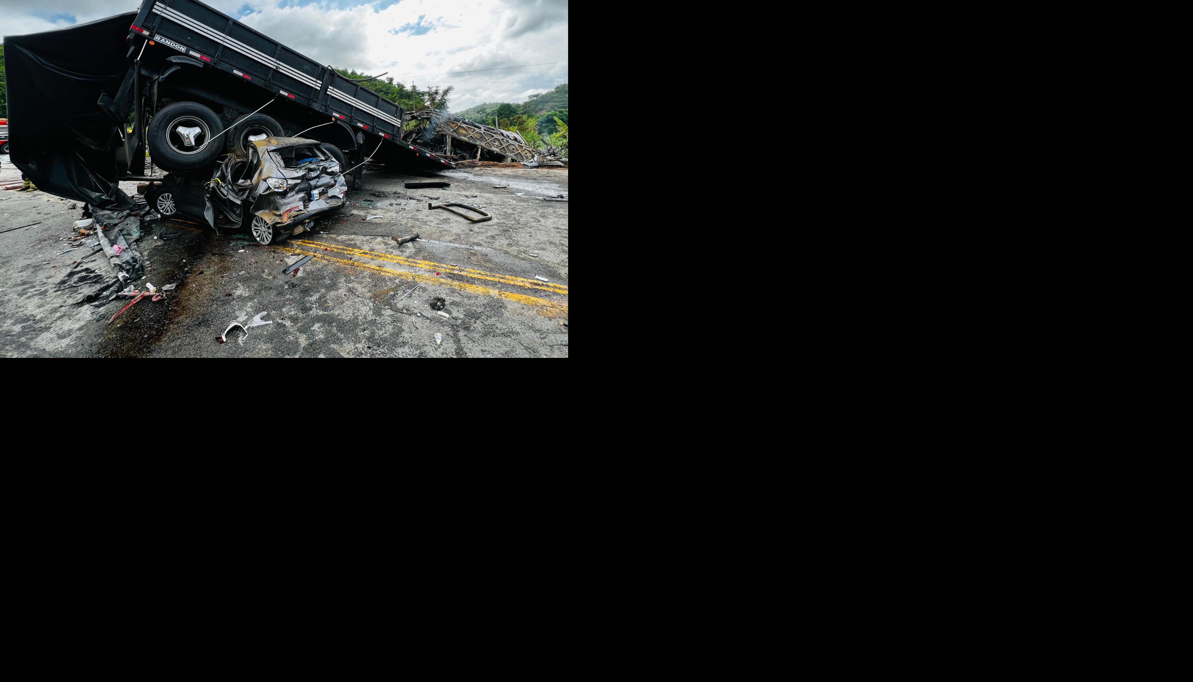 Restos de los vehículos involucrados en un grave accidente.