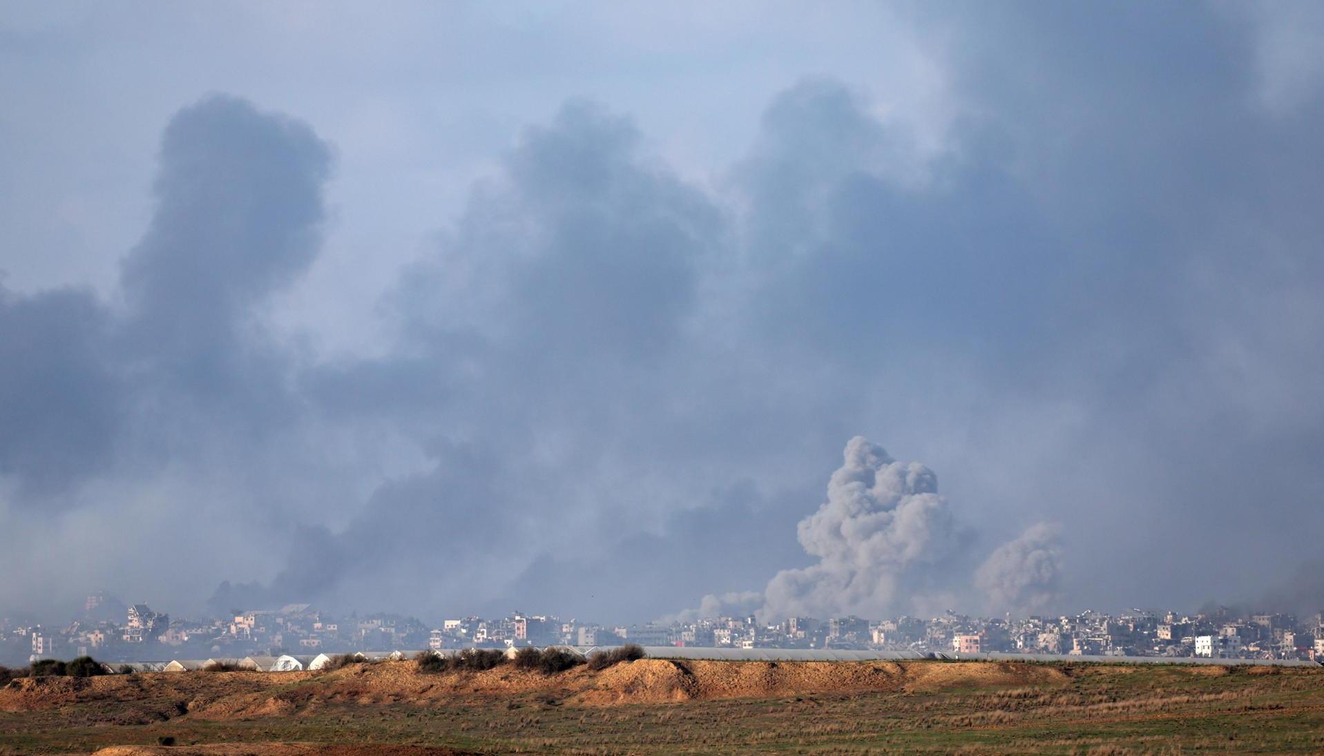 Humo en Gaza por bombardeos de Israel.