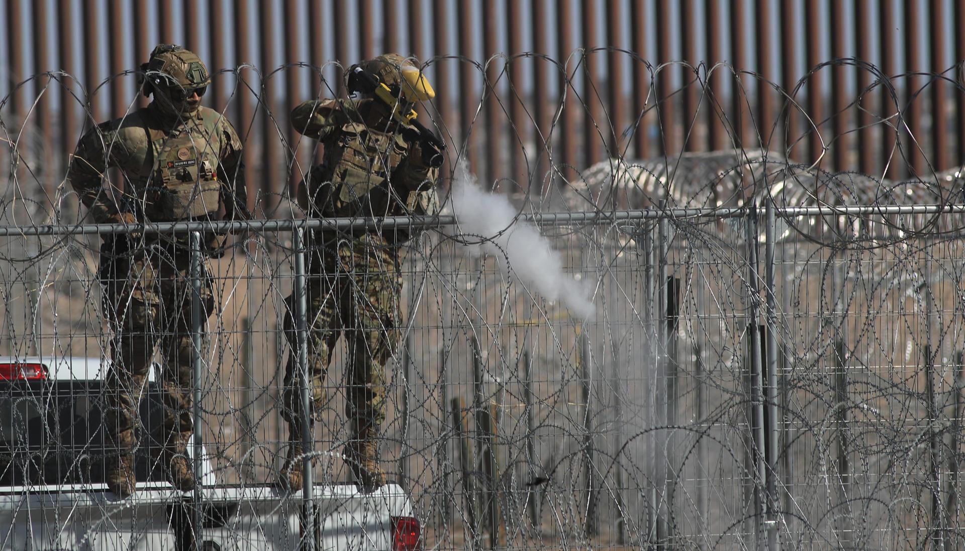 Agentes dispararon bolas de pimienta para dispersar a migrantes. 