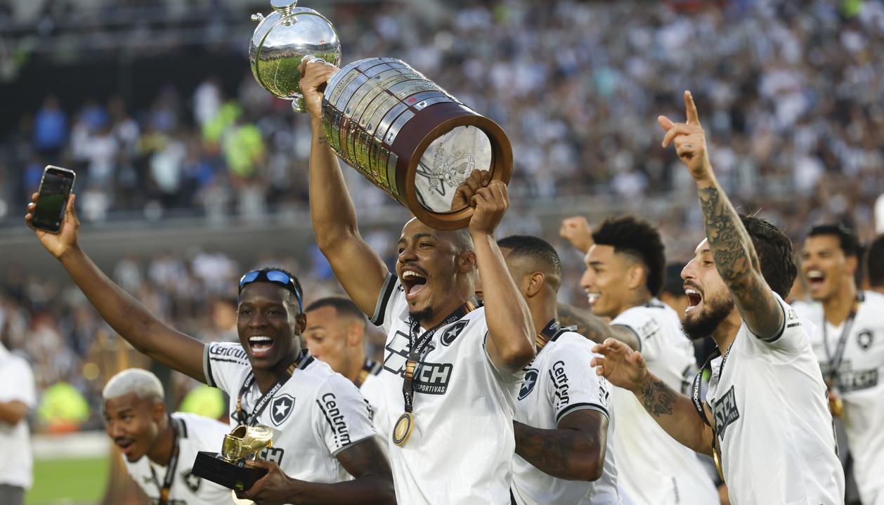 Jugadores del Botafogo festejan tras conquistar el título de la Copa Libertadores.