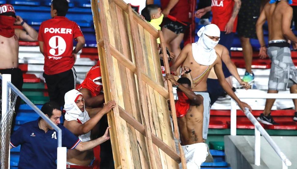 Desmanes de los hinchas del América en el Pascual Guerrero de Cali.