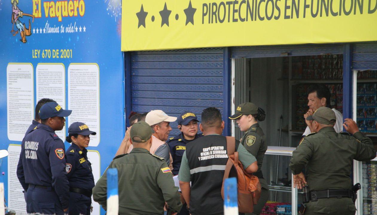 Las autoridades durante los operativos a los establecimientos de venta de pólvora. 