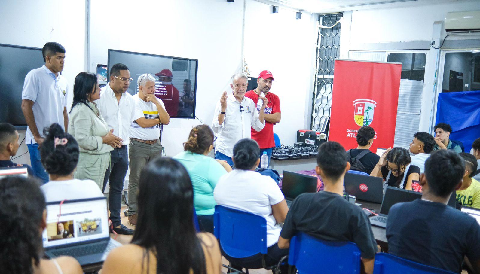 Aspecto de la entrega de los computadores en las sedes de la IUB en municipios. 