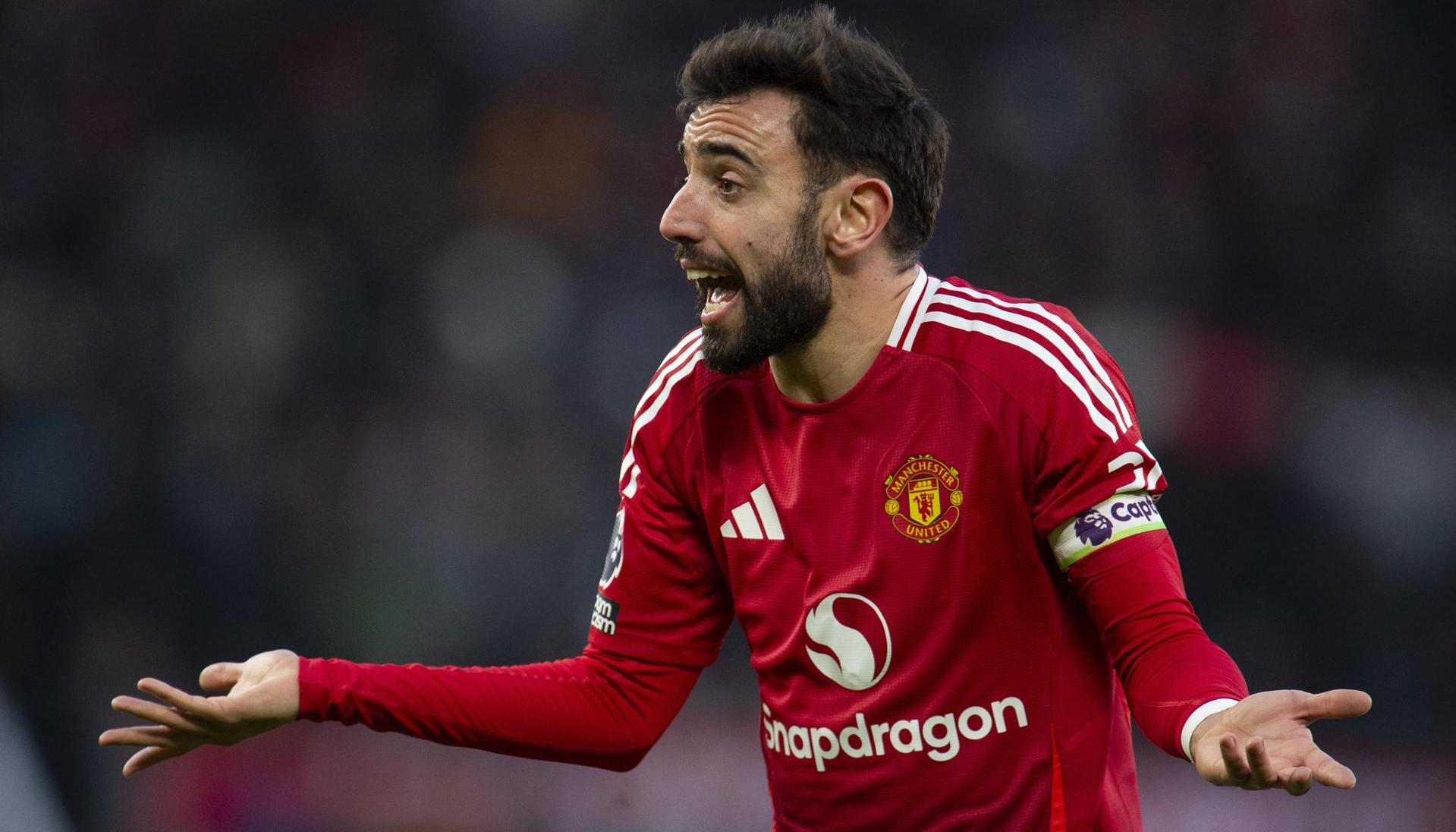 El capitán del Manchester United, Bruno Fernandes, se queja durante el juego.