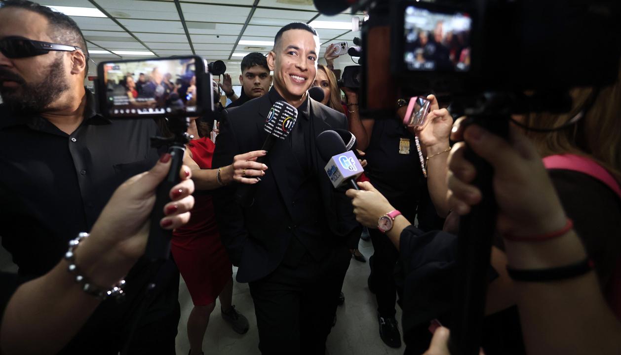 Daddy Yankee en una de las audiencias del caso en contra de su esposa.