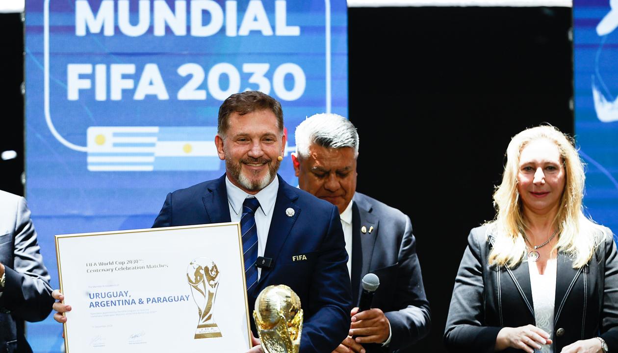 El presidente de la Conmebol, Alejandro Domínguez, tras la ratificación de la sede para Argentina, Uruguay y Paraguay.