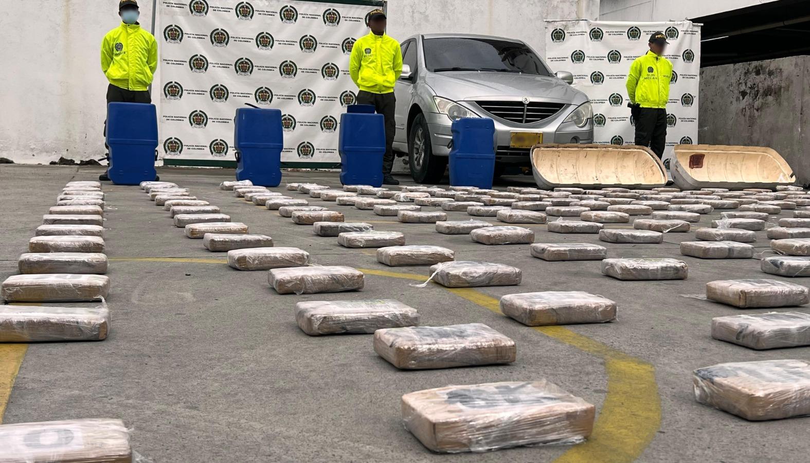 Autoridades junto a la droga incautada.