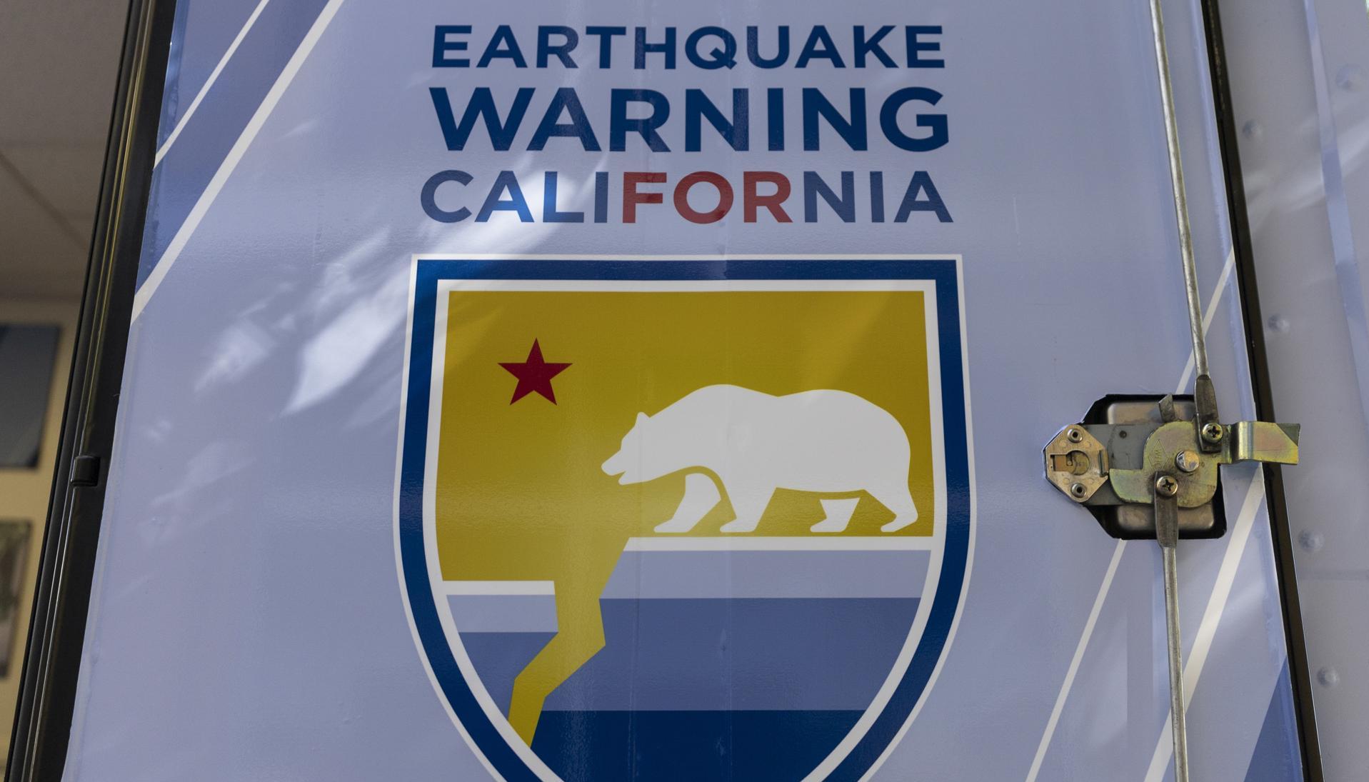 Cartel que avisa de "advertencia de terremoto en California".