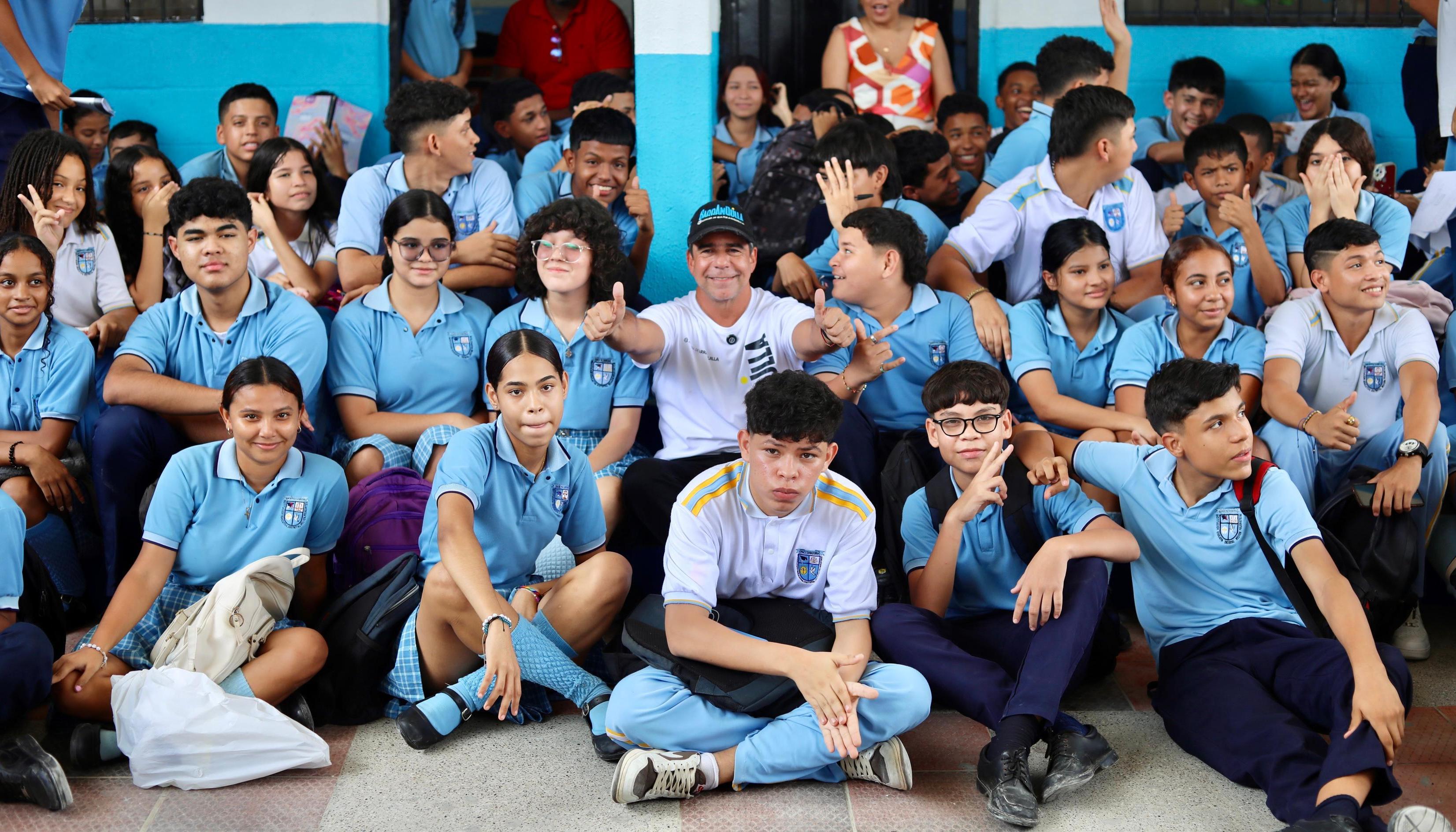 El alcalde Alejandro Char junto a varios estudiantes. 