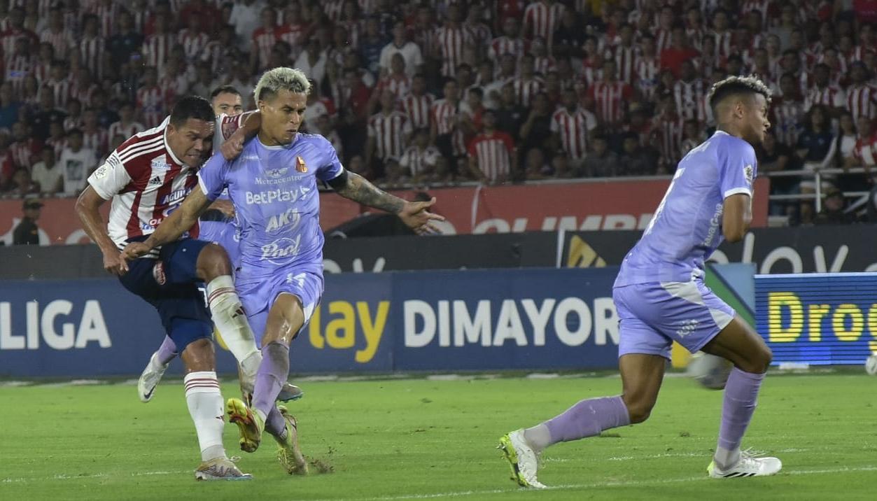 Carlos Bacca marca uno de sus goles al Tolima que le dio el paso a la final a Junior en diciembre de 2023.