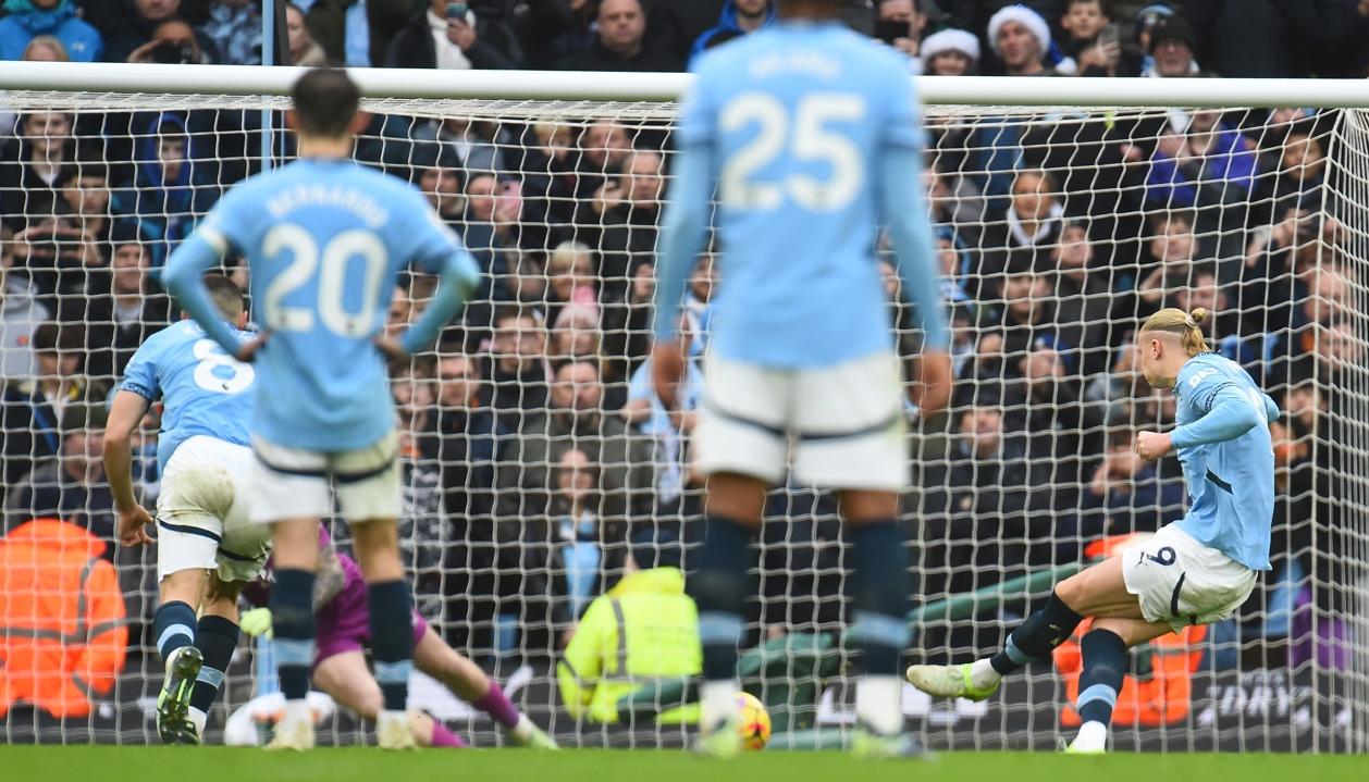 La pena máxima ejecutada por Haaland y atajada por Pickford. 