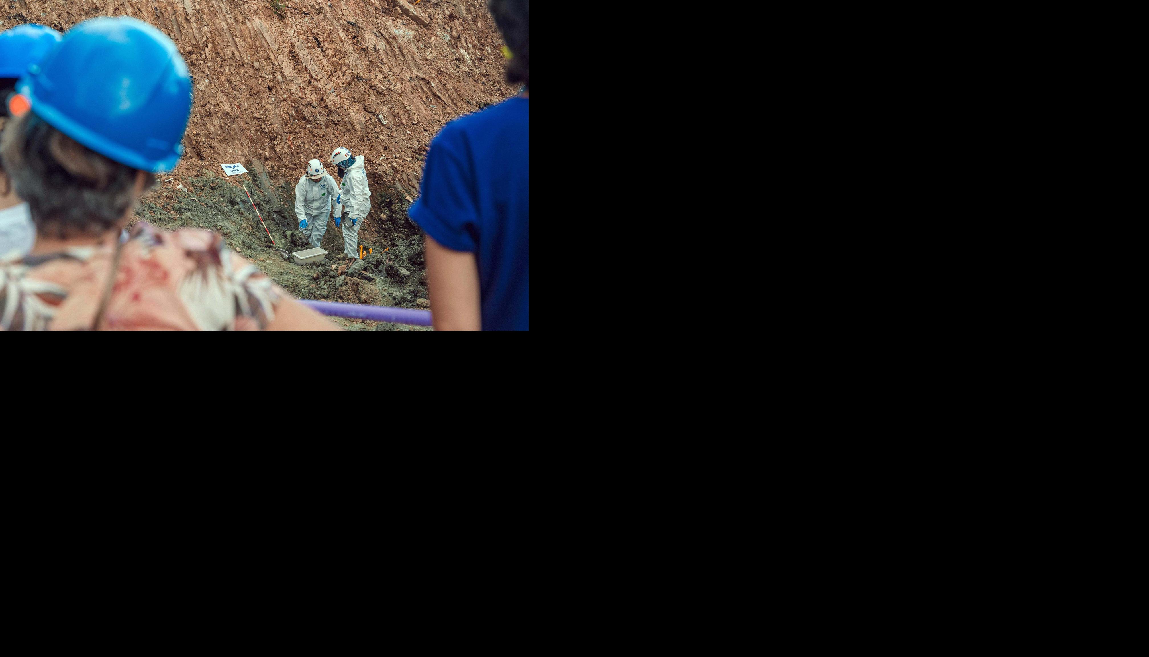Equipo técnico removiendo tierra en busca de restos humanos.