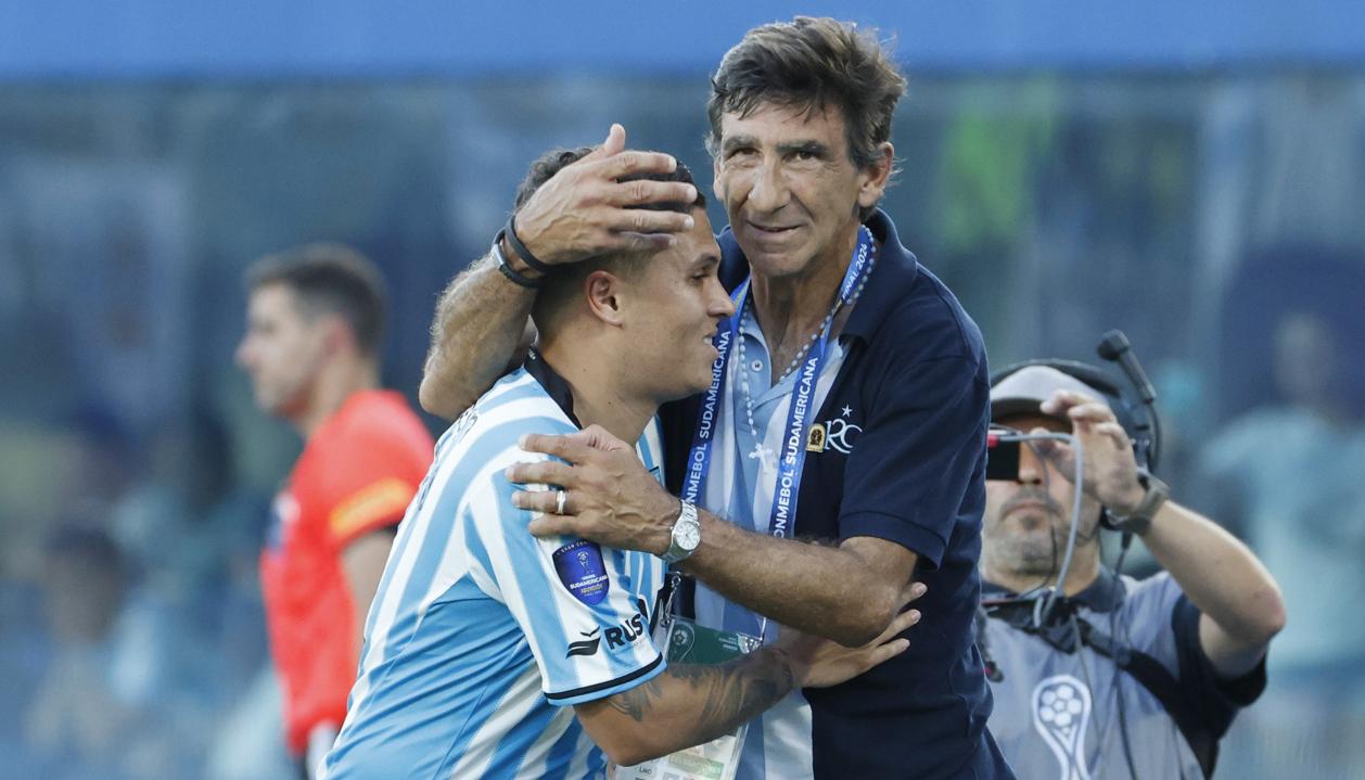 Juan Fernando Quintero y Gustavo Costas festejando uno de los triunfos de Racing.