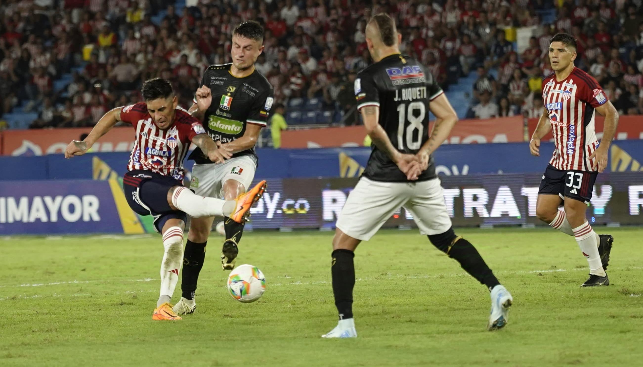 Emmanuel Olivera intenta un remate hacia la portería del Once Caldas. 