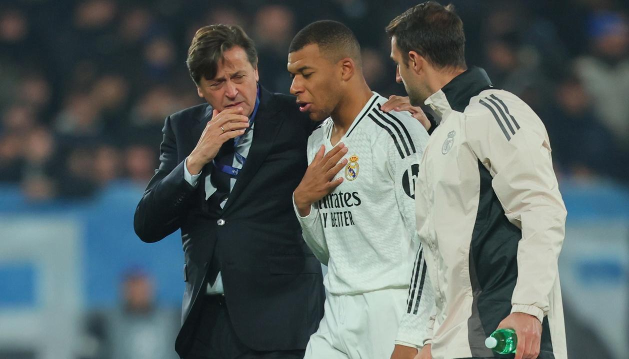 Kylian Mbappé cuando abandonaba la cancha en el partido contra el Atalanta. 