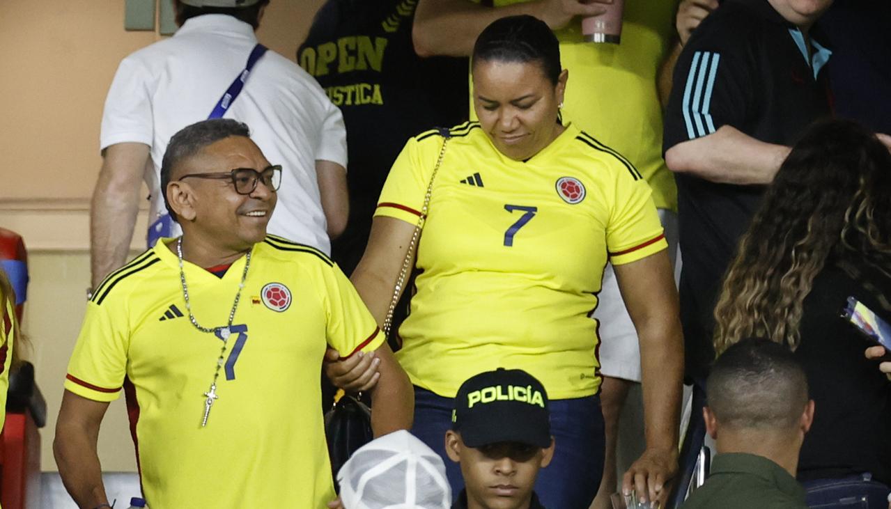 Mane Díaz y su esposa Cilenis Marulanda en un partido de la Selección Colombia. 