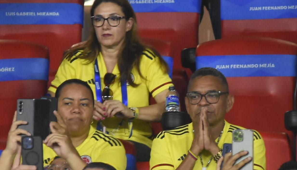 'Mane' Díaz acompañado de su esposa Cilenis Marulanda, en las tribunas del estadio Metropolitano.