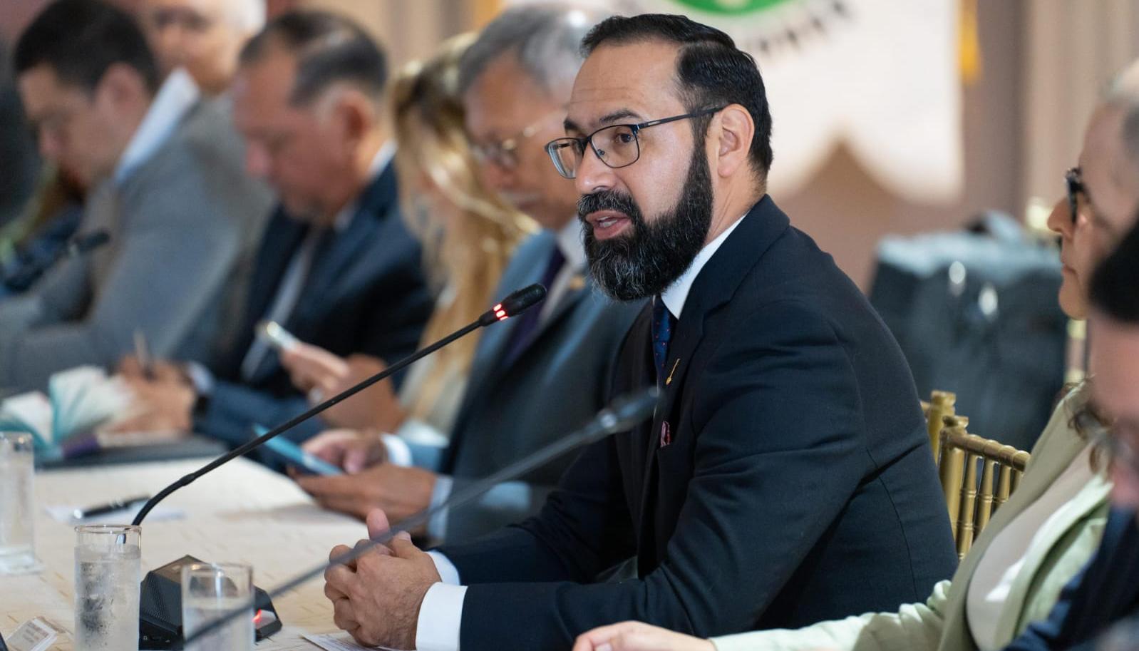 Andrés Camacho, Ministro de Minas y Energía, en la reunión en Panamá.