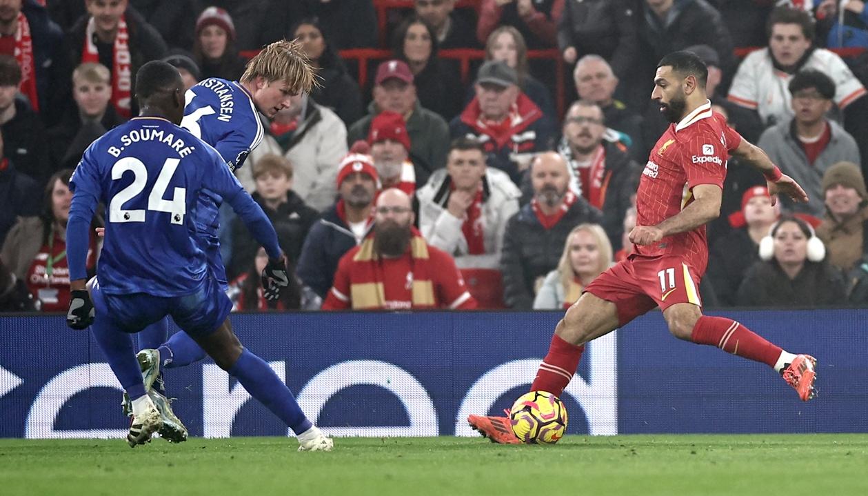 El egipcio Mohamed Salah en la acción donde marcó el tercer gol del Liverpool.