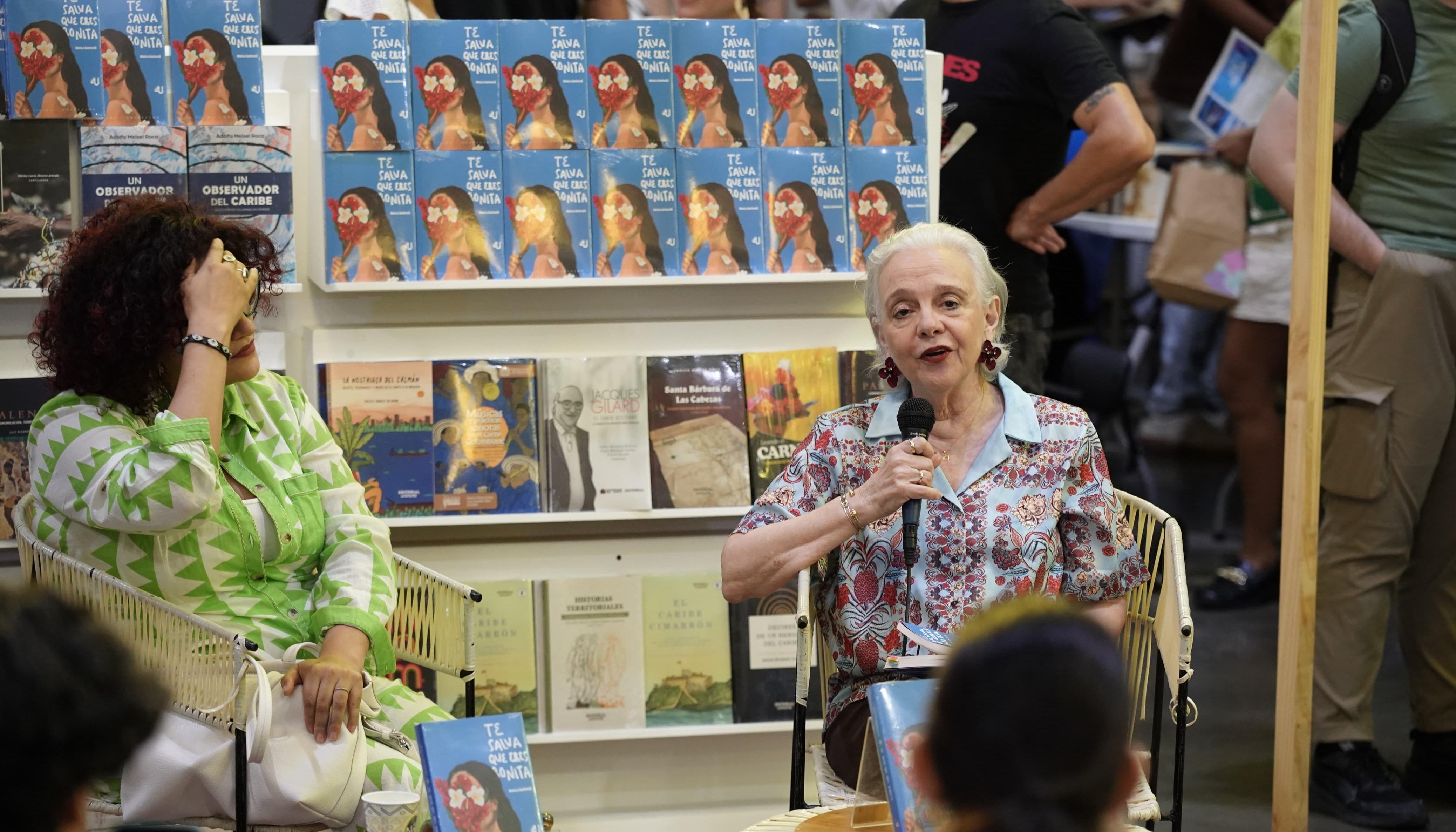 Mónica Gontovnik durante la presentación de su obra literaria. 