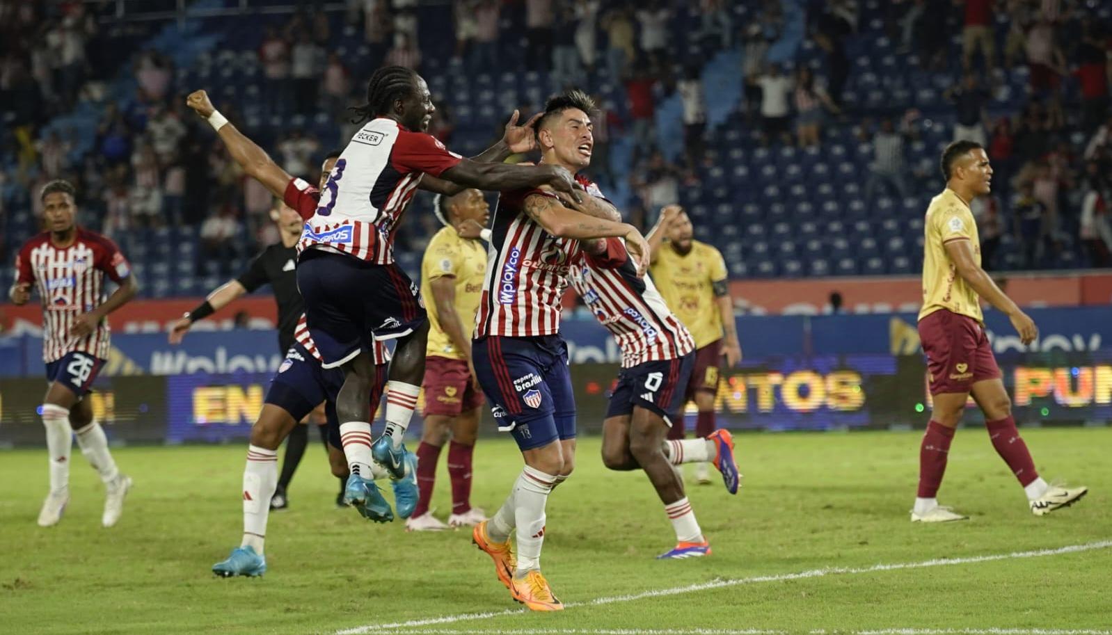 Emmanuel Olivera celebra con Yimmi Chará y Didier Moreno el agónico gol del triunfo de Junior ante Tolima. 