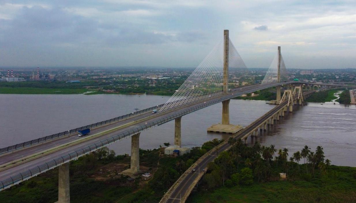 Panorámica del antiguo y nuevo puente Pumarejo. 