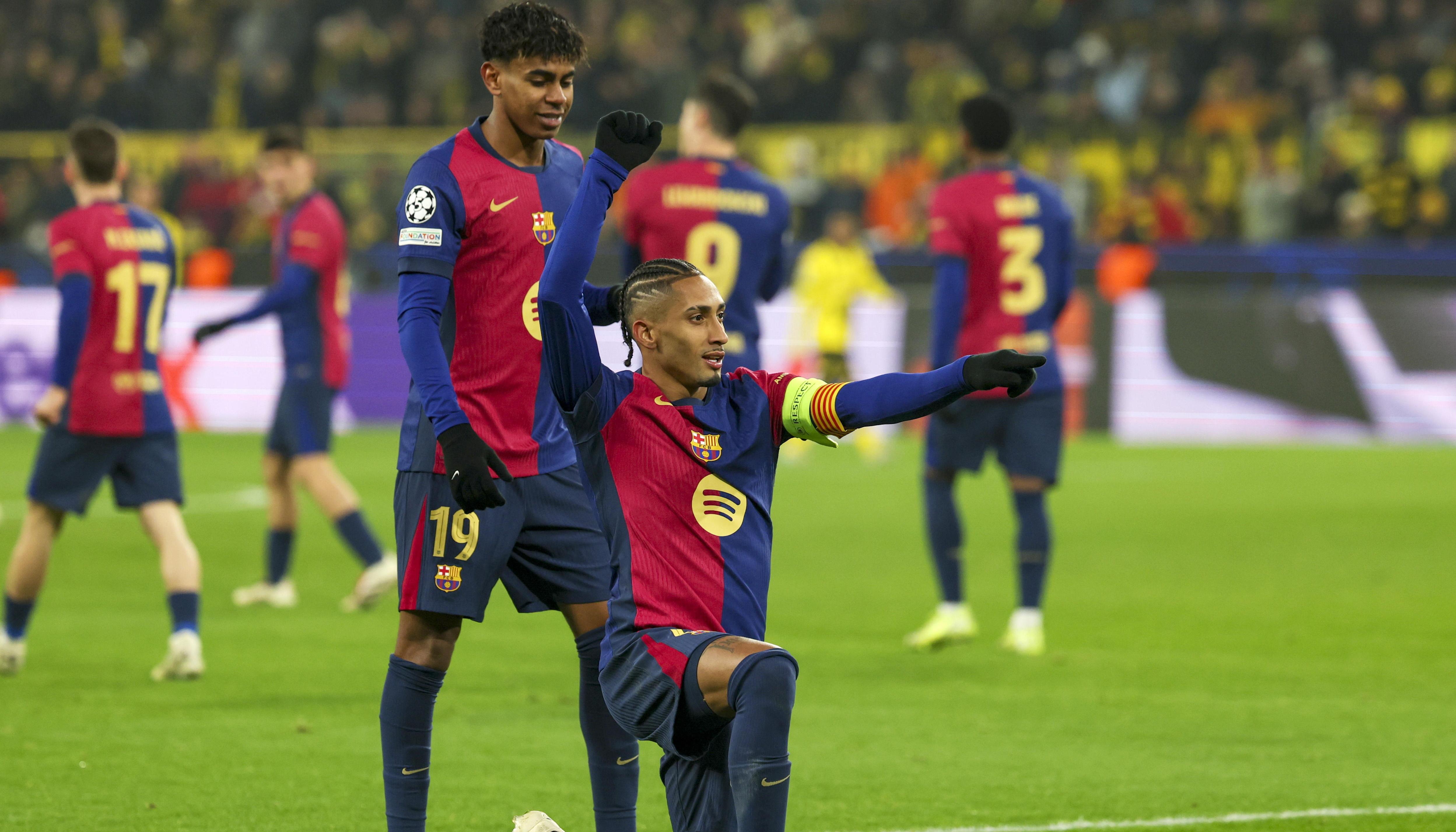 El brasileño Raphinha celebra tras marcar el primer gol del Barcelona. 