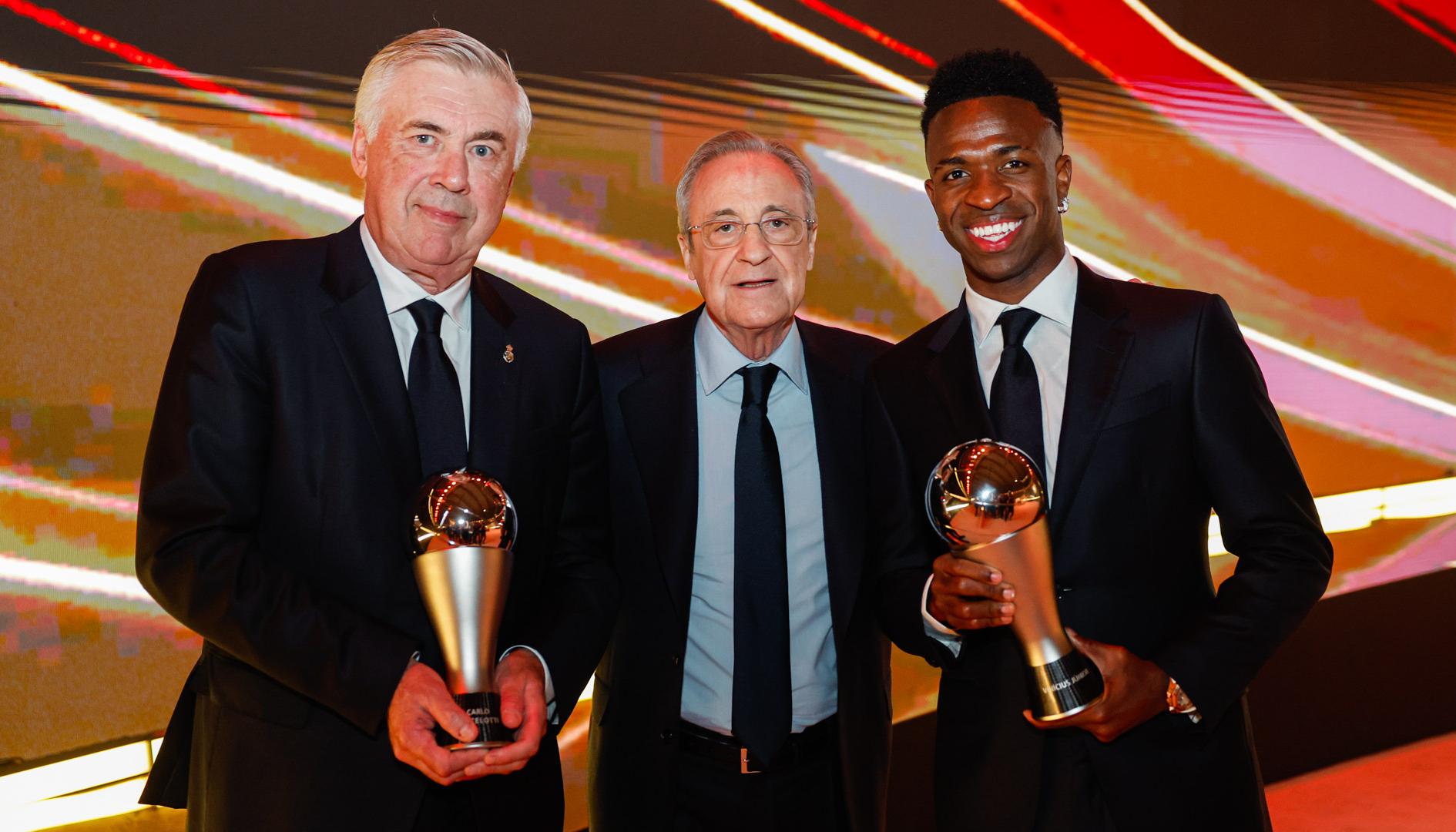 Carlo Ancelotti, Florentino Pérez y Vinicius Junior durante la premiación.