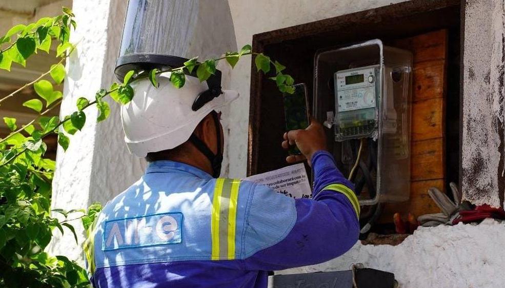 Operario de Air-e revisando y haciendo lectura de contador de energía. Imagen de referencia