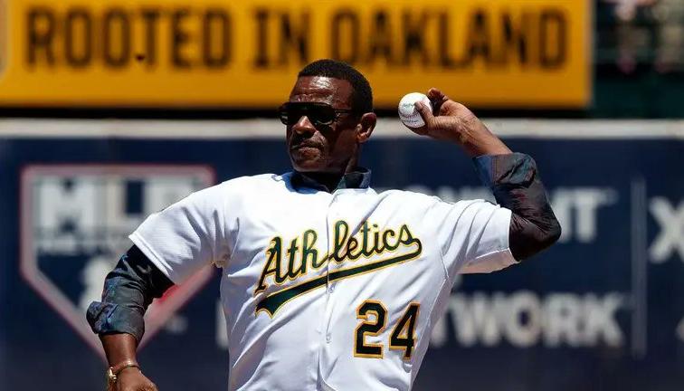 Rickey Henderson lanzando la primera bola en un juego de los Atléticos de Oakland.