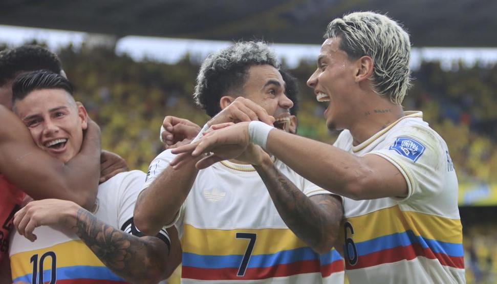 James Rodríguez, Luis Díaz y Richard Ríos celebran un gol con la selección.
