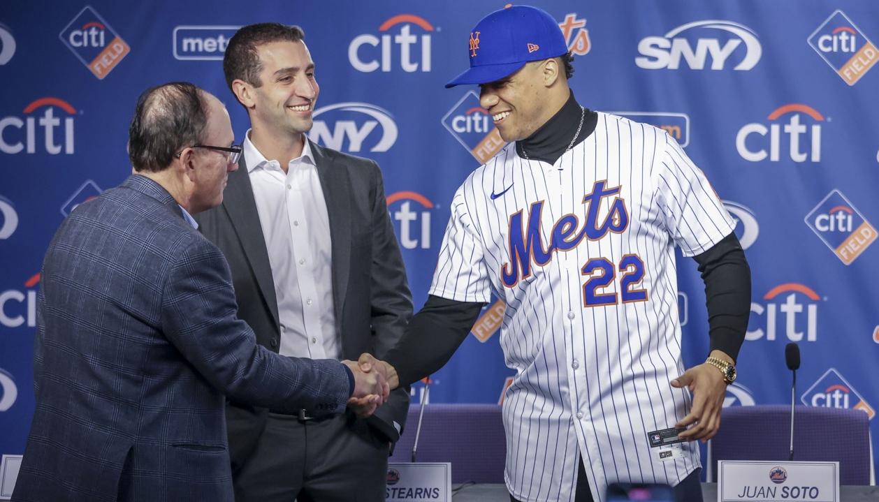 Juan Soto estrecha la mano del dueño de los Mets, Steve Cohen. 