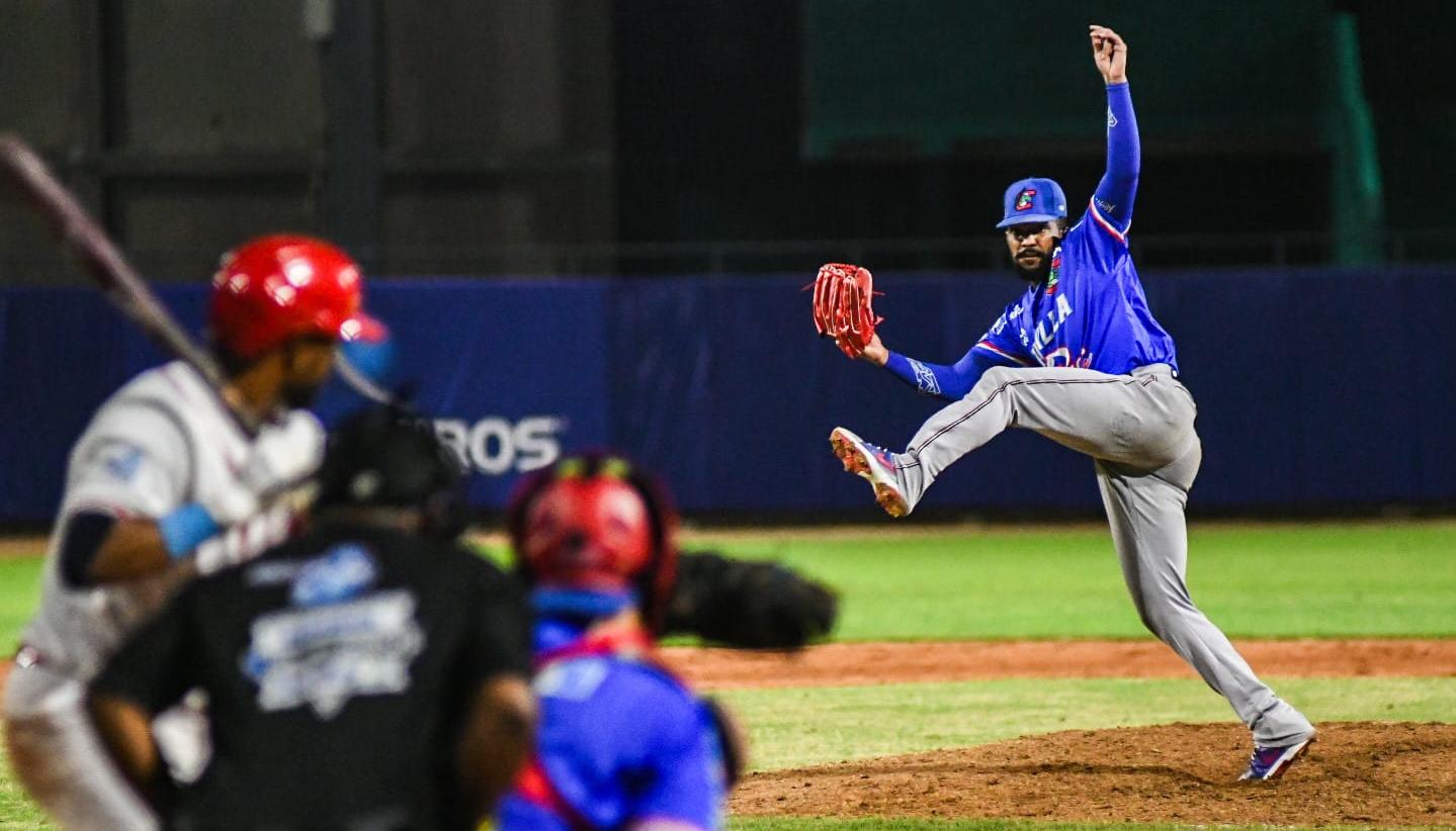 El pitcher dominicano Édison Suriel durante el juego contra Tigres. 