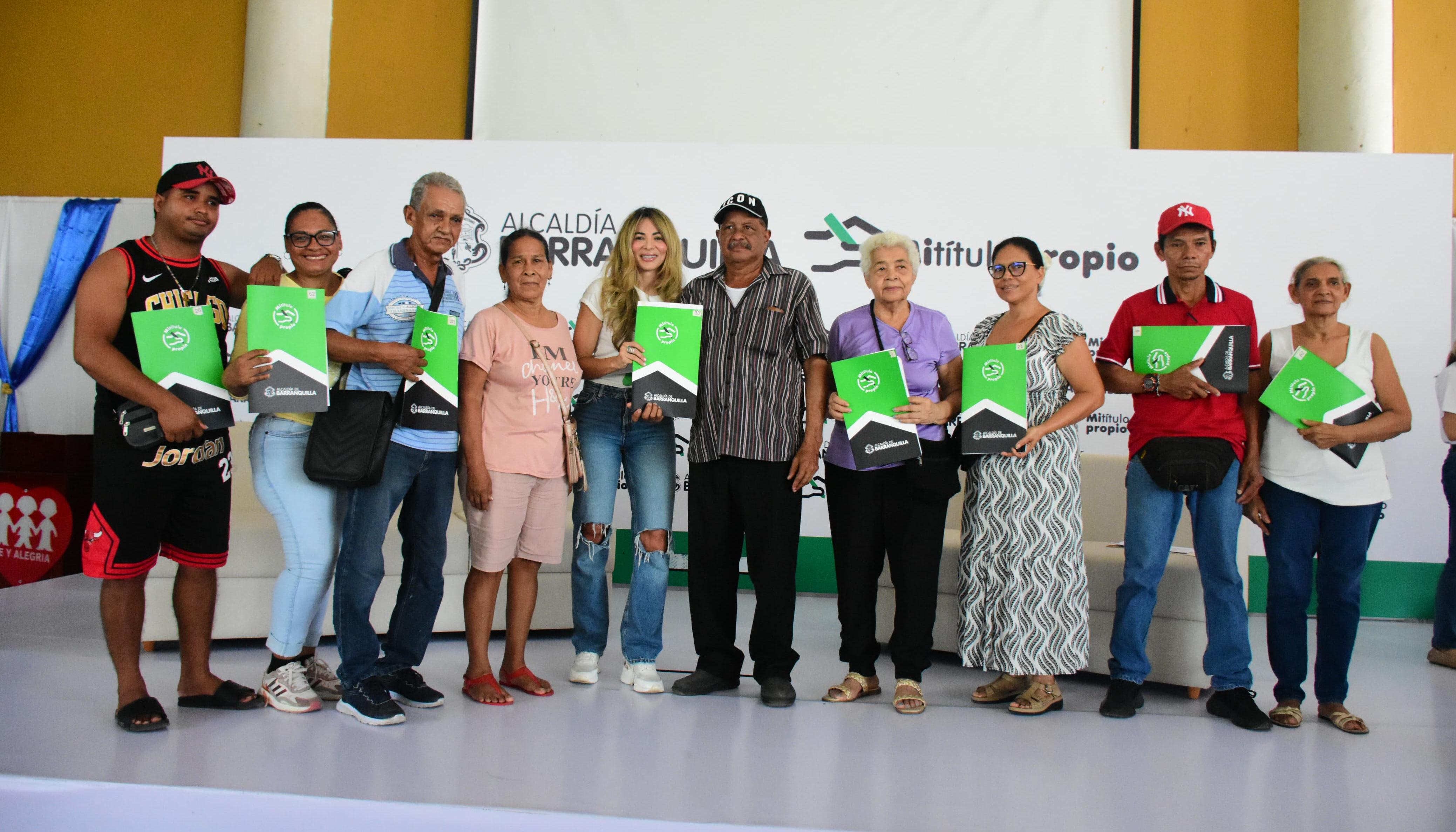 Ana María Aljure, gerente de Ciudad, durante la entrega de los títulos de propiedad a las familias. 