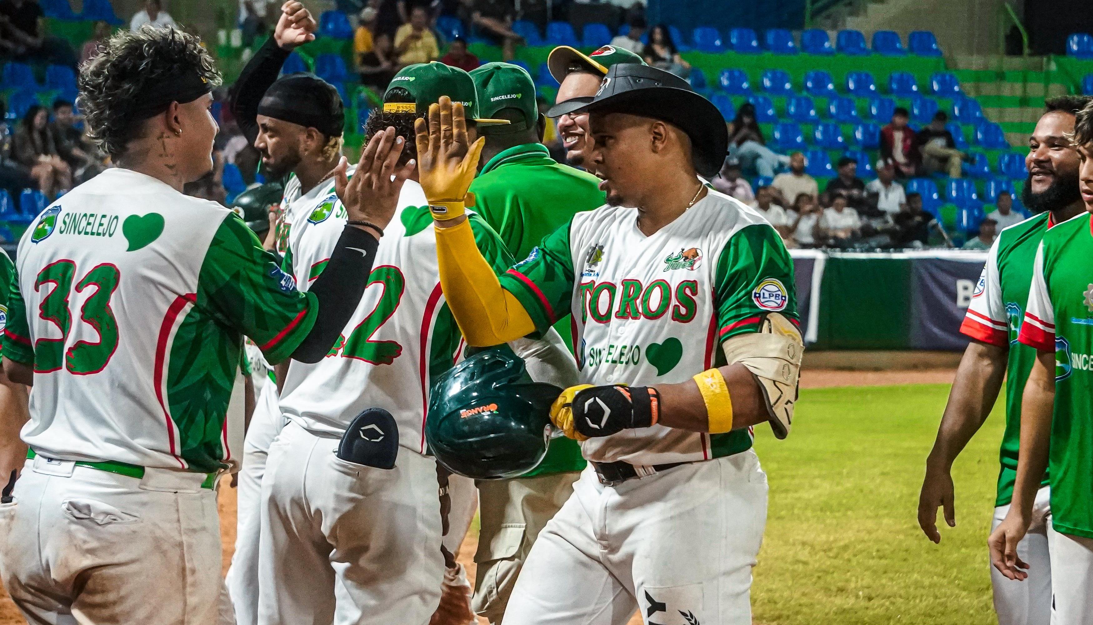 Toros logró su tercera victoria de la temporada sobre Caimanes. 