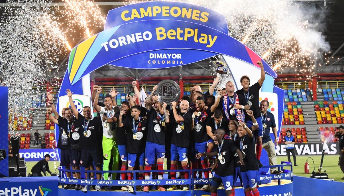 Los jugadores del Unión Magdalena tras recibir el trofeo de campeón.