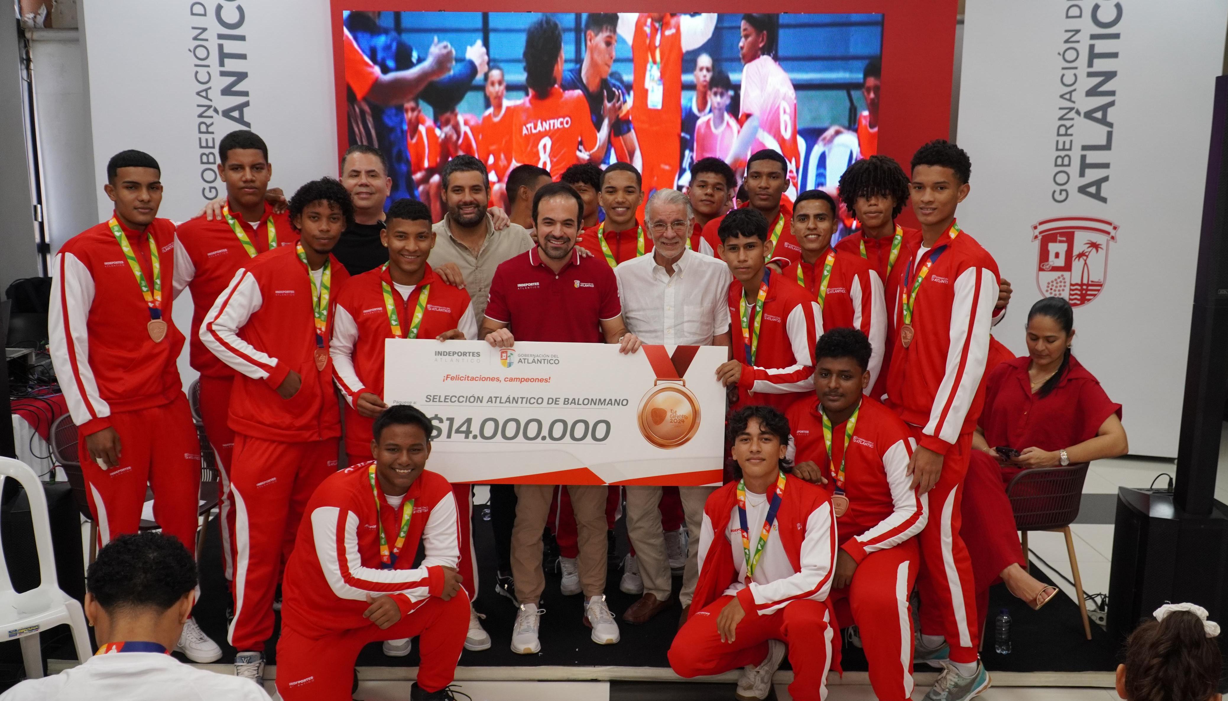 La selección de balonmano recibió 14 millones de pesos por ganar medalla de bronce.