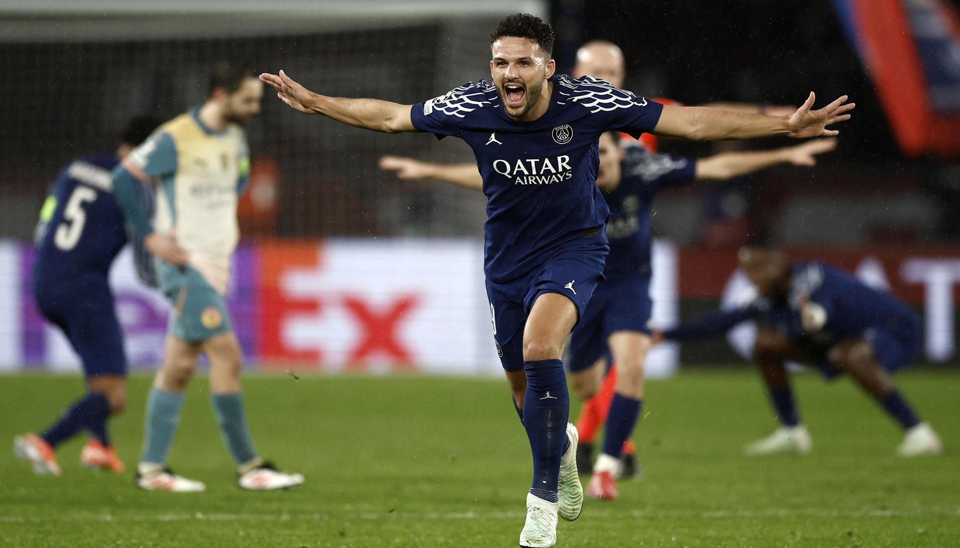 Goncalo Ramos festejando el cuarto gol, y atrás, se lamenta Bernardo Silva.