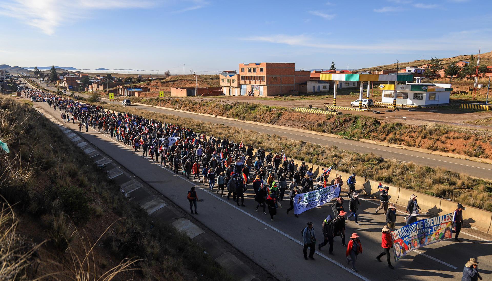 Las personas cumplieron desde el Altiplano hacia La Paz en protesta por problemas económicos.