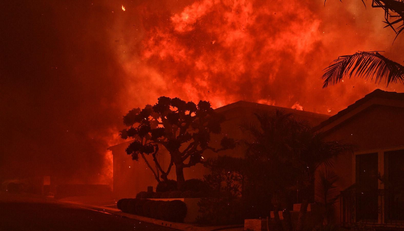 El fuego ha destruido comunidades de todos los estratos en Los Ángeles.