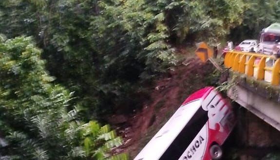Estado en que quedó el bus tras el accidente.