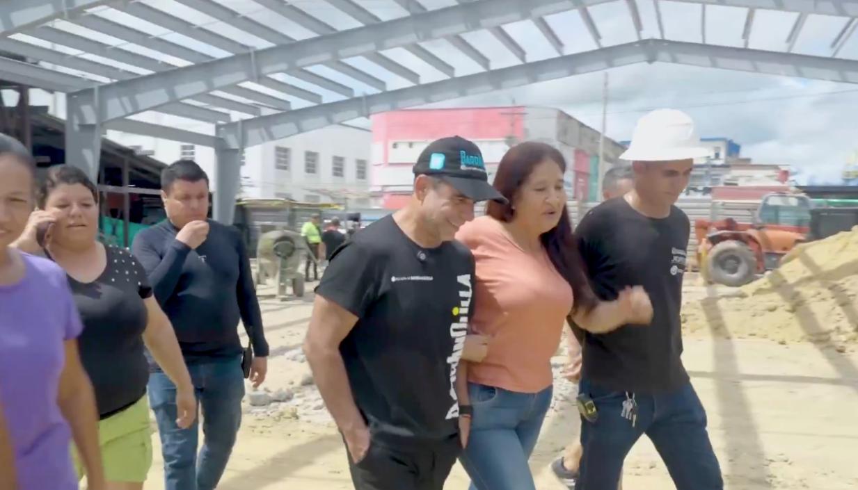 El alcalde Alejandro Char inspeccionando las obras del mercado El Playón. 