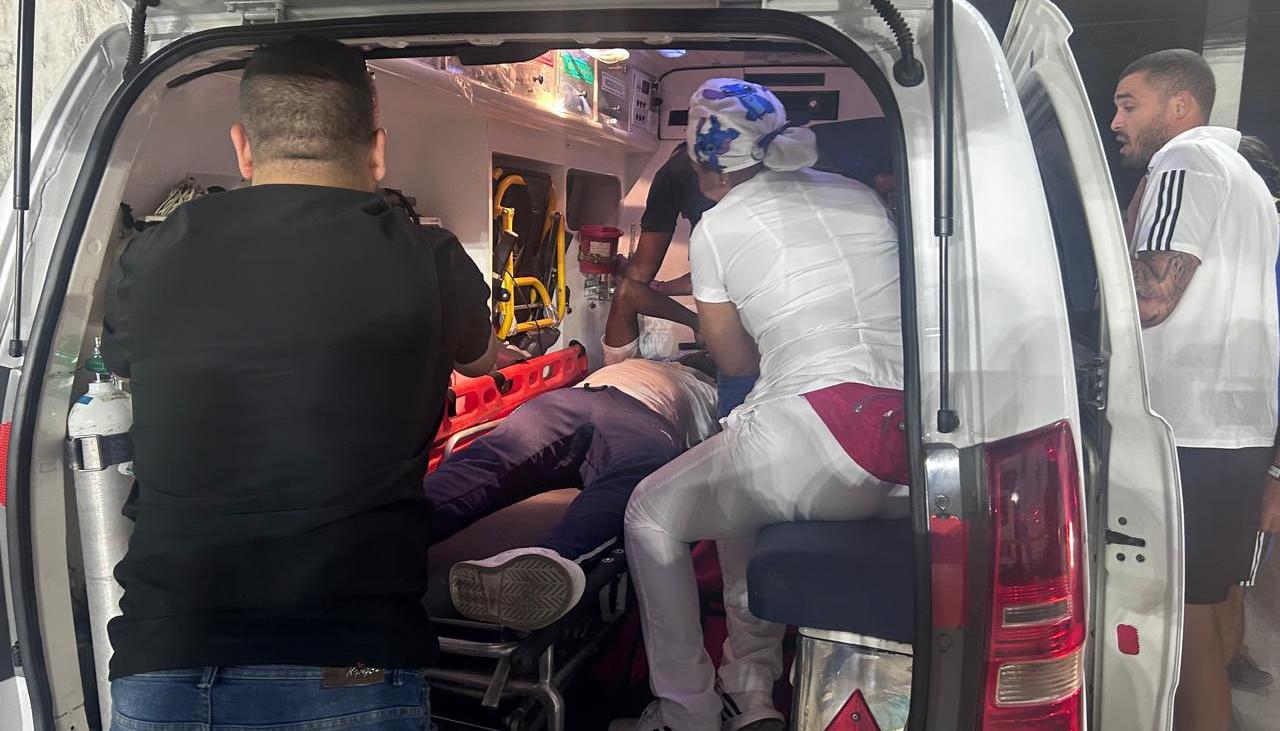 Momento en que el arquero suplente de Millonarios era atendido. 