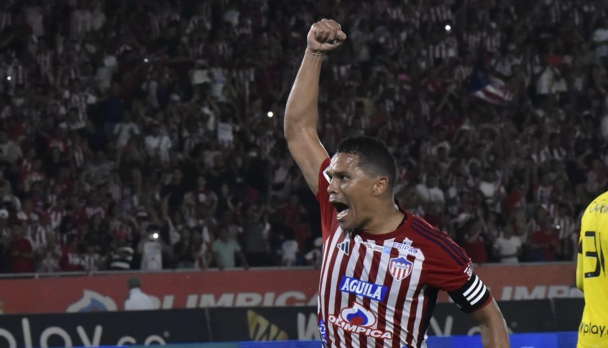 Carlos Bacca celebrando un gol con Junior en 2024.