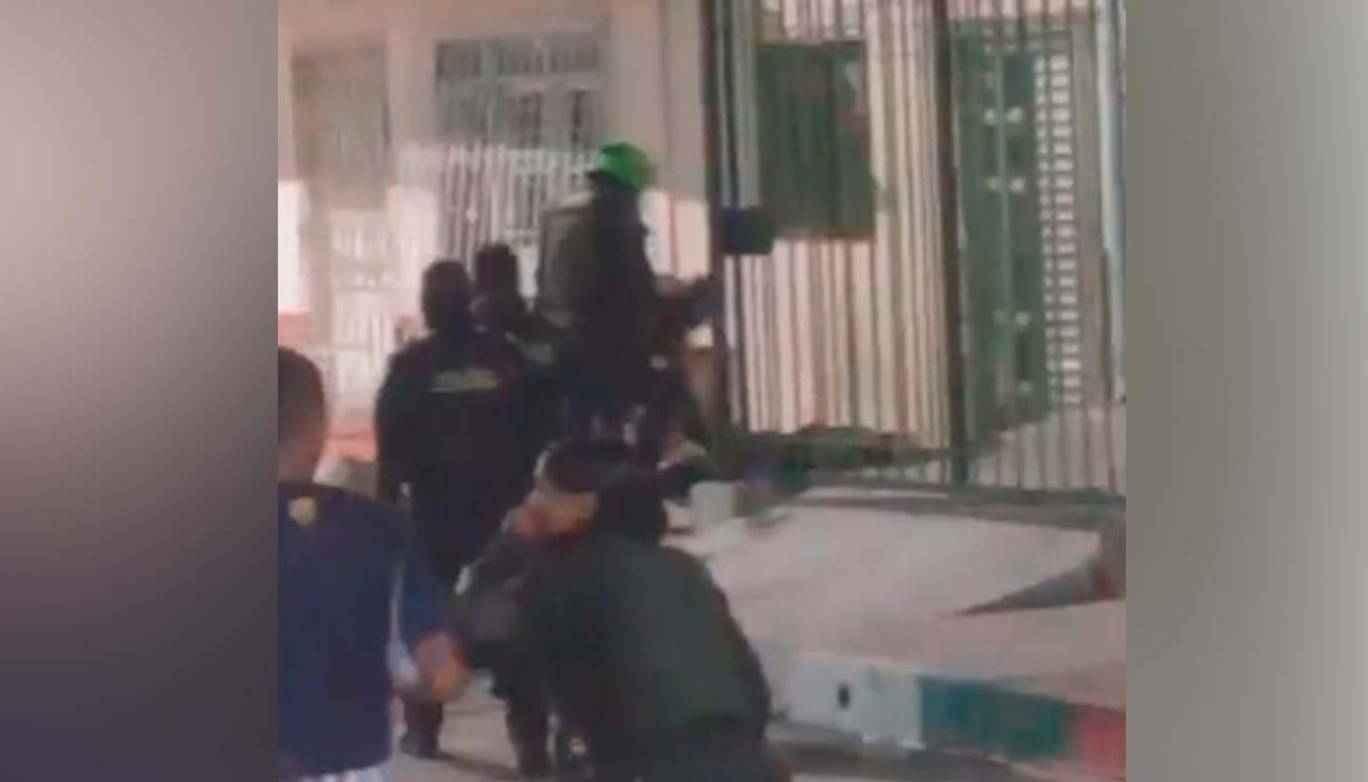 El policía fue auxiliado por varios compañeros. 