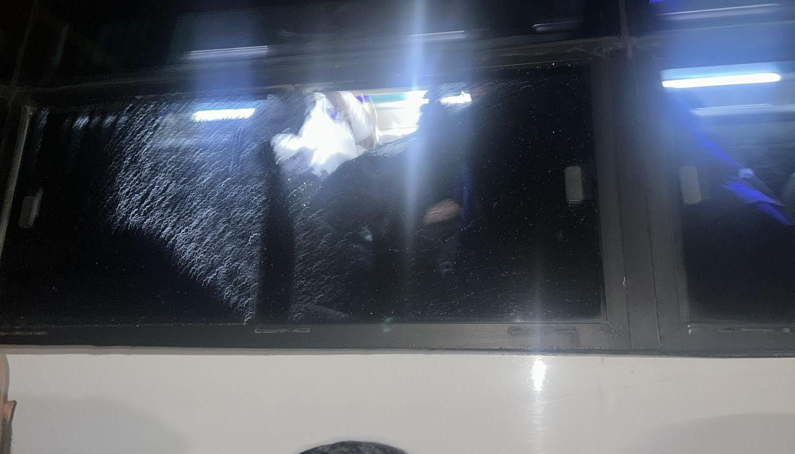 Así quedó el bus de Millonarios  tras el ataque a piedra. 